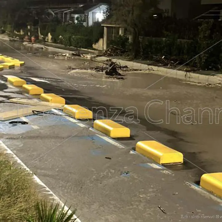 Allarme mareggiate, scuole chiuse a Tortora e Praia a Mare