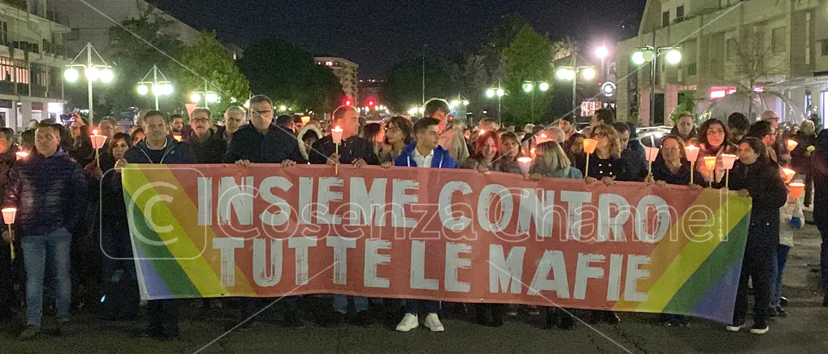 L'urlo della manifestazione di Rende: «Fuori la mafia dalle istituzioni» | FOTO