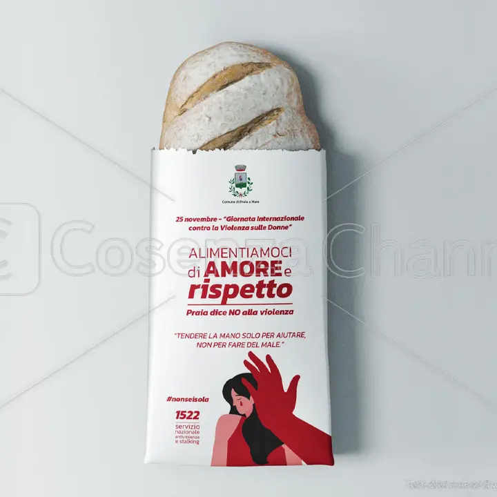 Giornata contro la violenza sulle donne, a Praia un involucro di carta per fermare l'odio