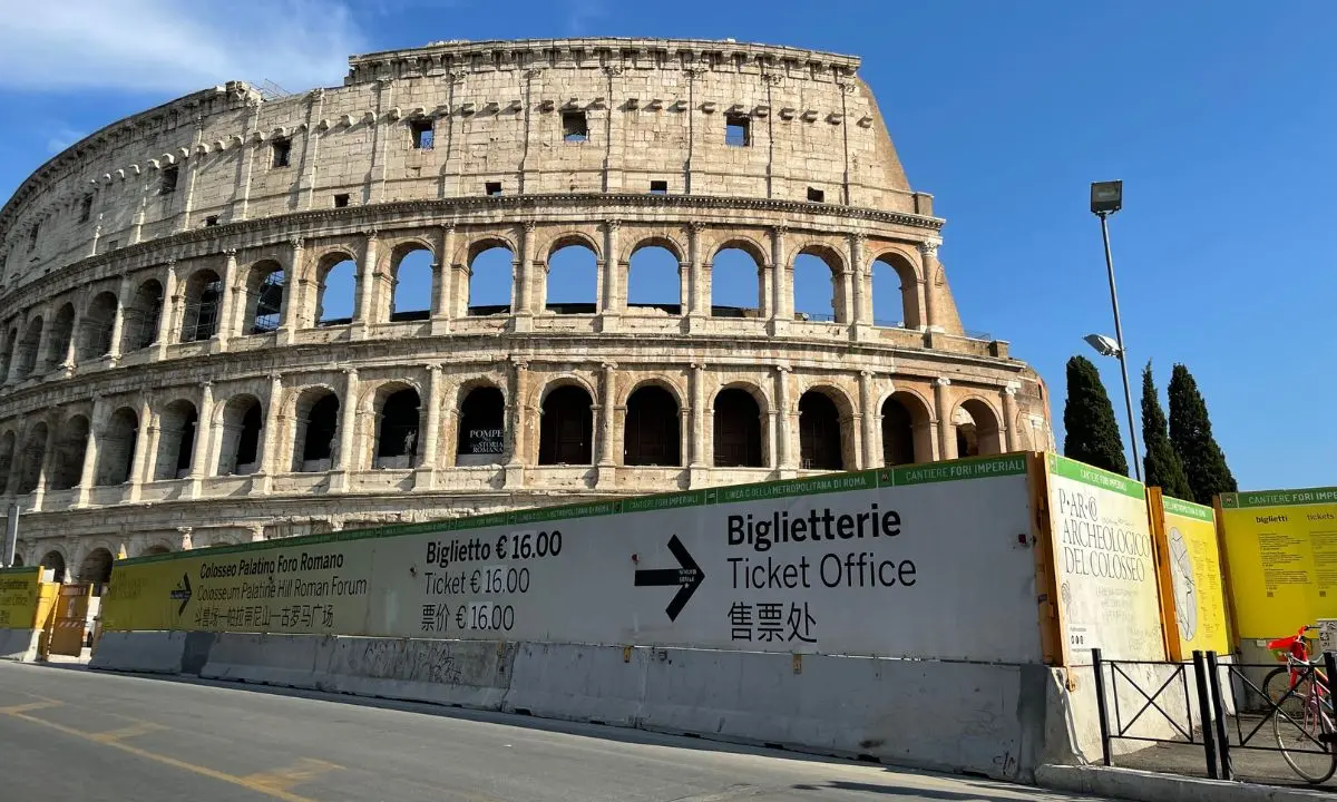 Selfie al Colosseo, arrestate tre persone con l'accusa di estorsione