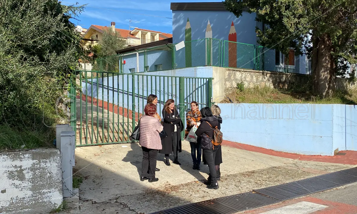 Rende, genitori preoccupati a Surdo: «L'uscita di scuola è sulla strada, i nostri figli rischiano»