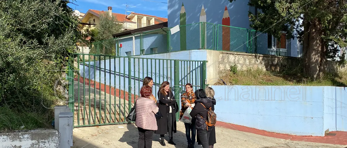 Rende, genitori preoccupati a Surdo: «L'uscita di scuola è sulla strada, i nostri figli rischiano»