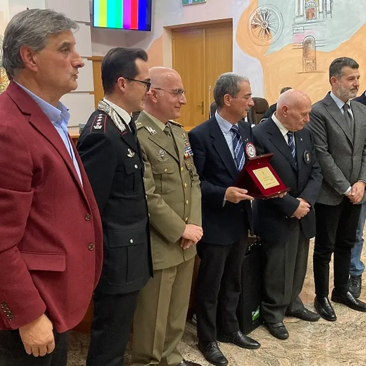 Cosenza, ha attraversato l'Italia a piedi: il tenente Trabucco ricevuto a Palazzo dei Bruzi