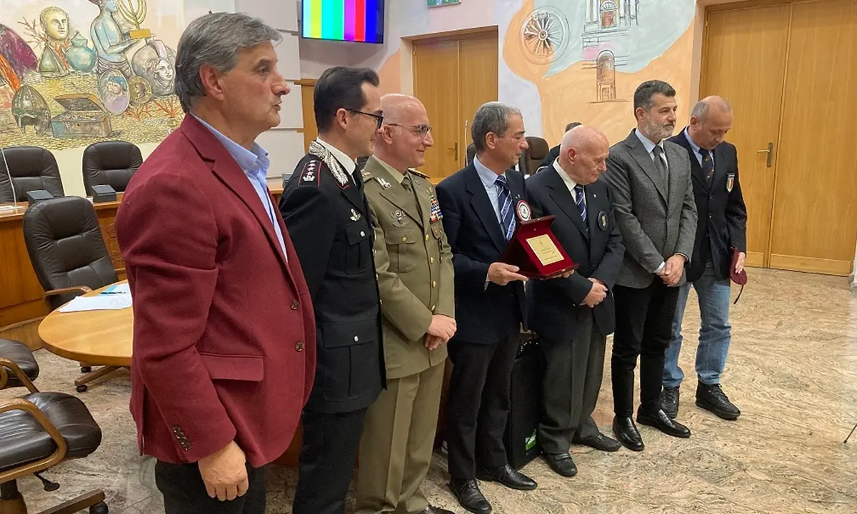 Cosenza, ha attraversato l'Italia a piedi: il tenente Trabucco ricevuto a Palazzo dei Bruzi