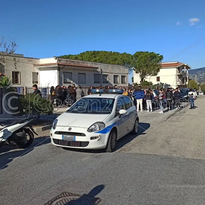 Acquappesa, studenti dell'Istituto Tecnico per il Turismo trasferiti: scatta la protesta