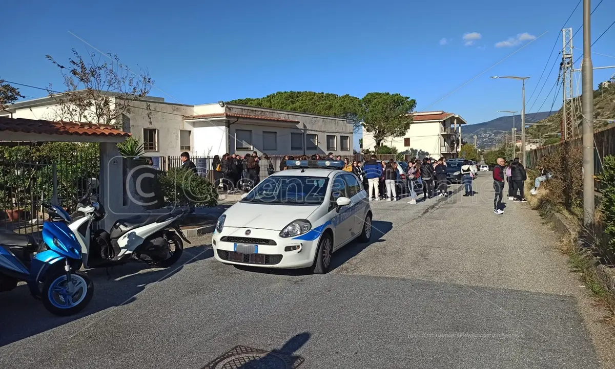 Acquappesa, studenti dell'Istituto Tecnico per il Turismo trasferiti: scatta la protesta
