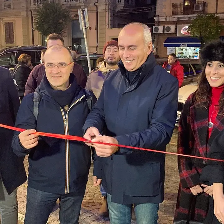 Cosenza, aprono i mercatini di Natale: taglio del nastro con sindaco e assessori