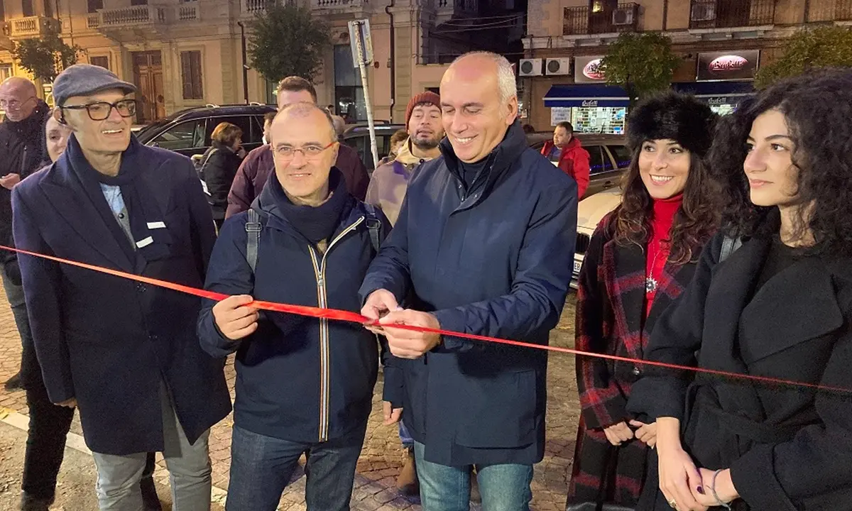 Cosenza, aprono i mercatini di Natale: taglio del nastro con sindaco e assessori