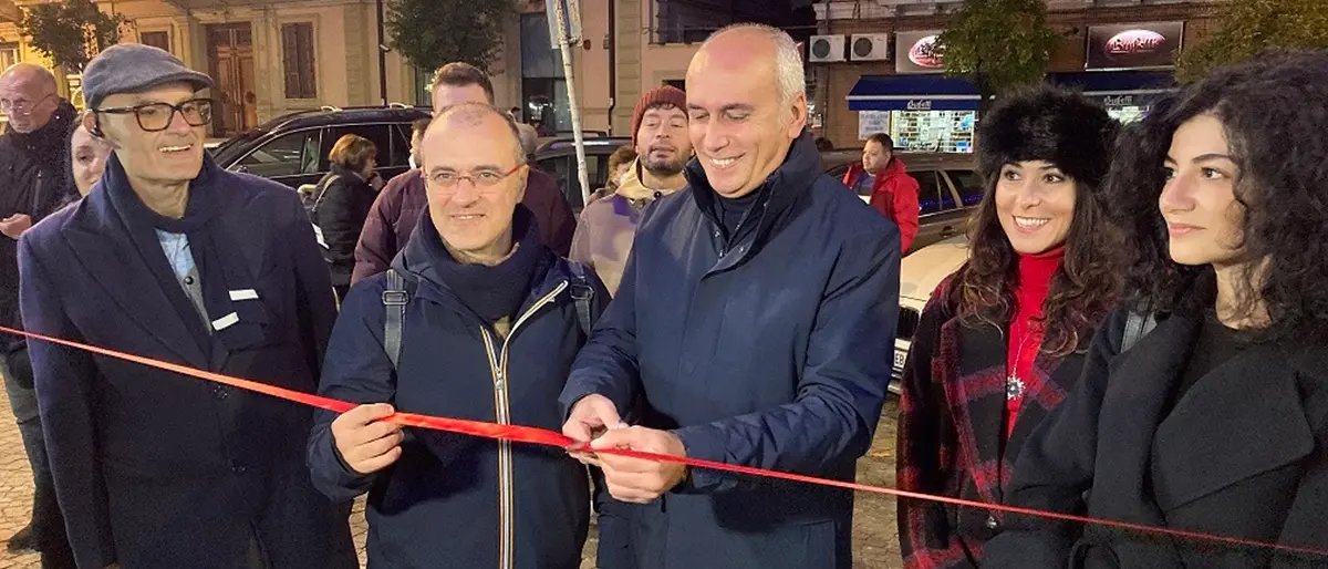 Cosenza, aprono i mercatini di Natale: taglio del nastro con sindaco e assessori