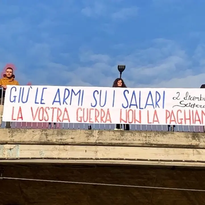 Contro il carovita e le politiche del Governo: a Cosenza la protesta di Usb e La Base | FOTO