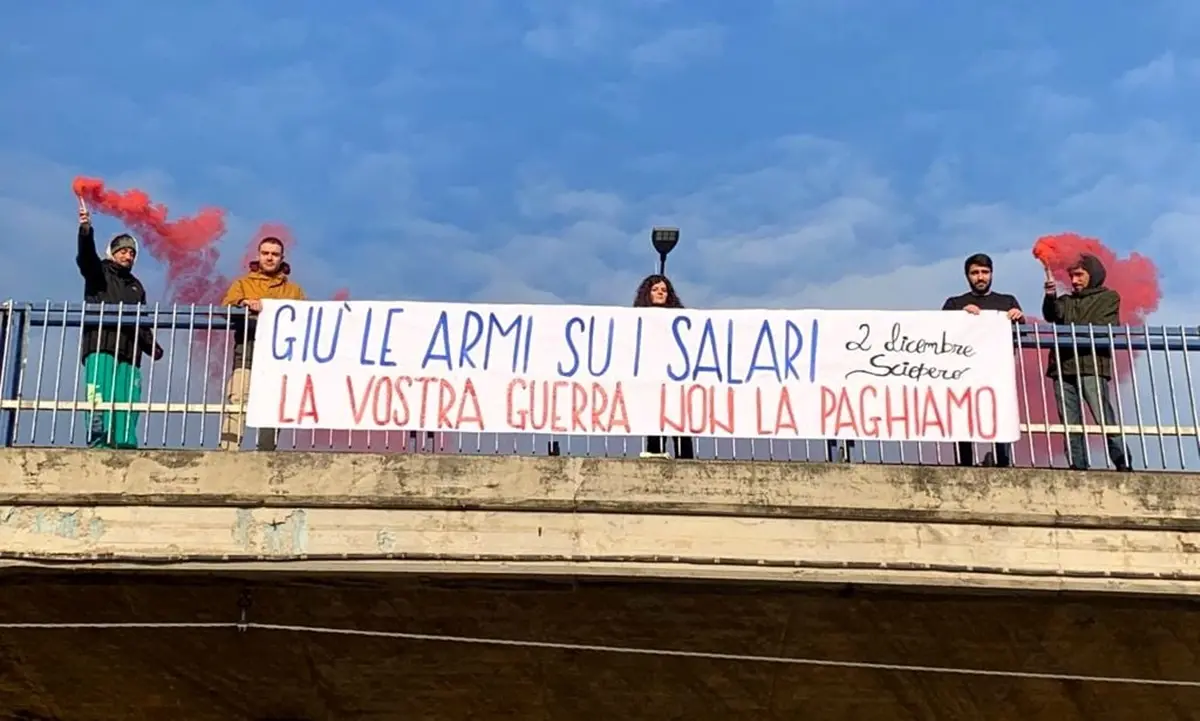 Contro il carovita e le politiche del Governo: a Cosenza la protesta di Usb e La Base | FOTO