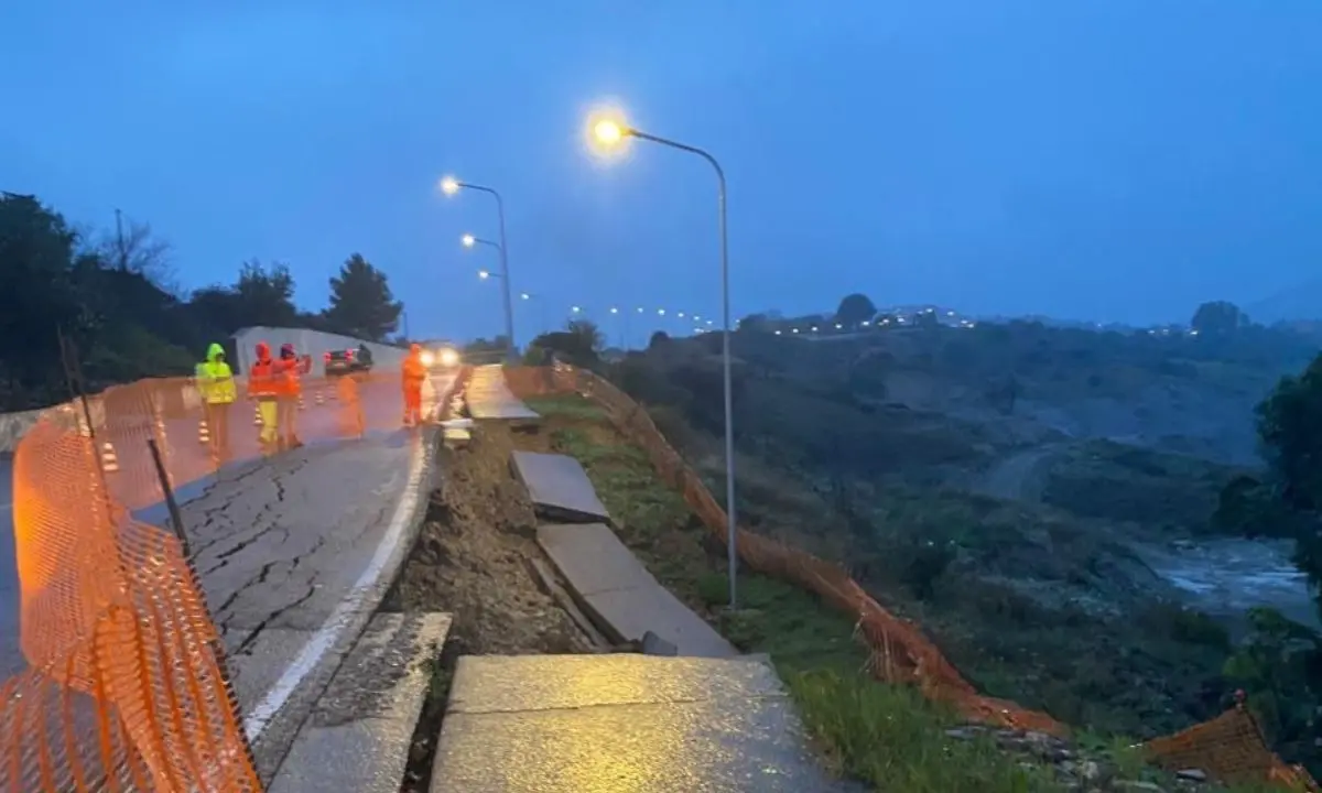 Roseto Capo Spulico, la strada cede sotto i colpi del maltempo