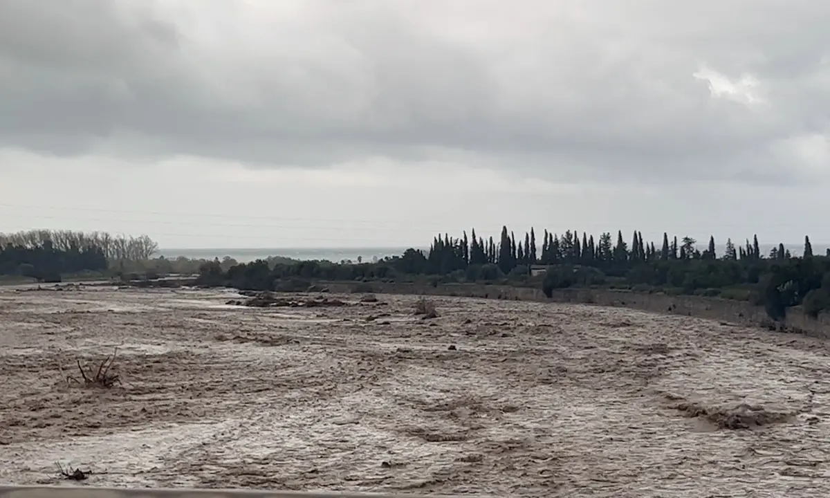 Maltempo nella Sibaritide: la pioggia flagella il territorio con allagamenti e frane. I torrenti sorvegliati speciali