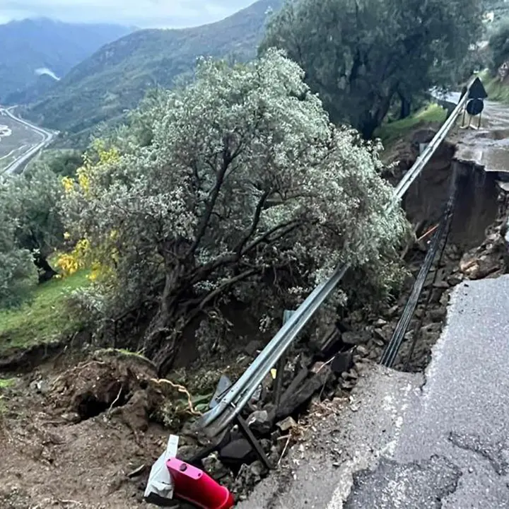 Longobucco colpita dal maltempo. L'appello del sindaco: «Restate a casa» | VIDEO