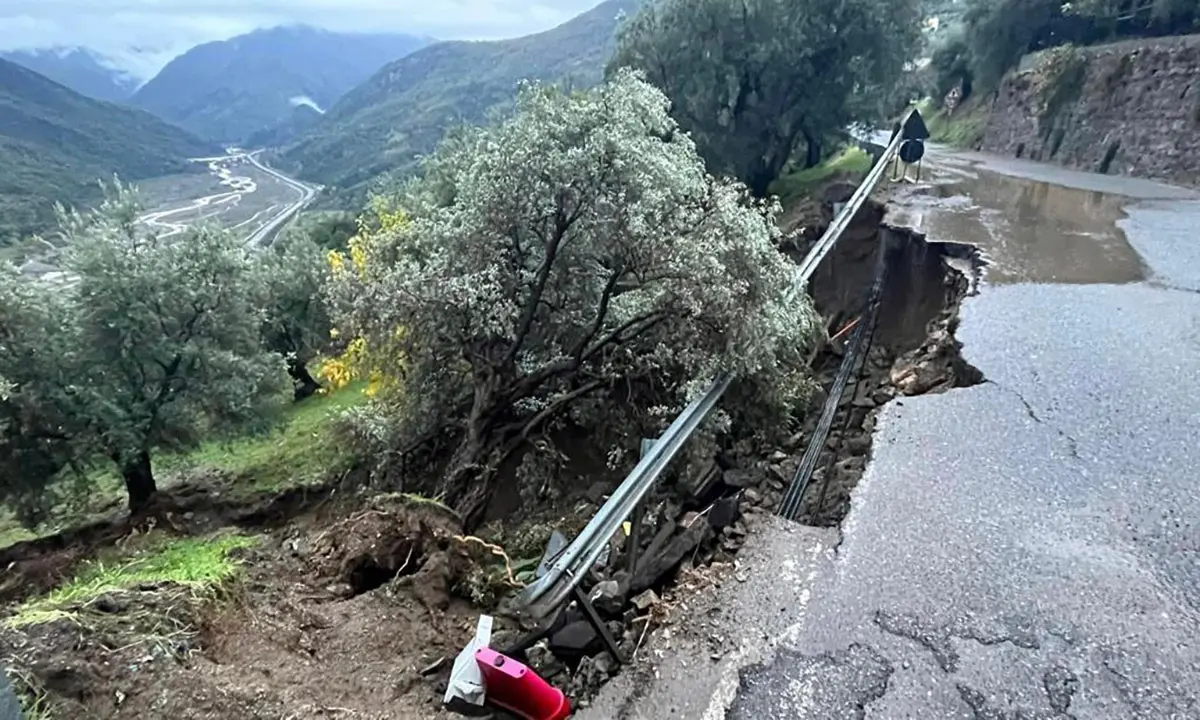 Longobucco colpita dal maltempo. L'appello del sindaco: «Restate a casa» | VIDEO