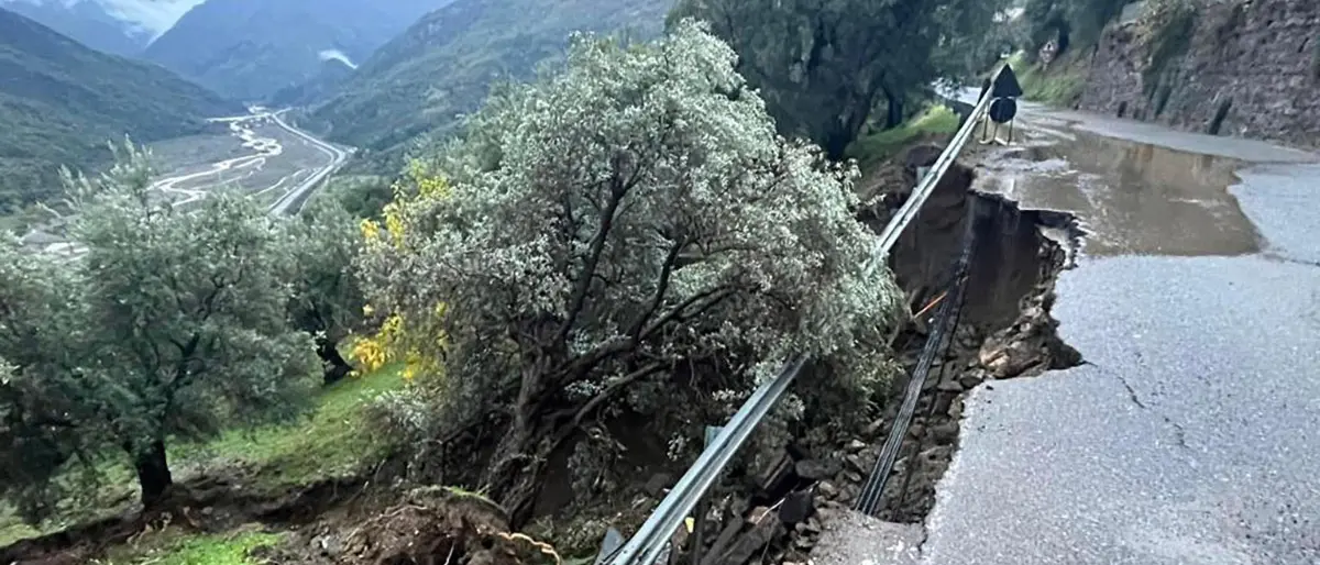 Longobucco colpita dal maltempo. L'appello del sindaco: «Restate a casa» | VIDEO