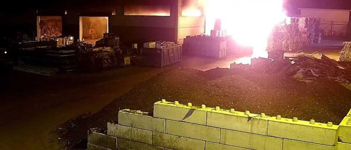 Rende, un indagato per l'incendio dei capannoni di \"Calabra Maceri\"