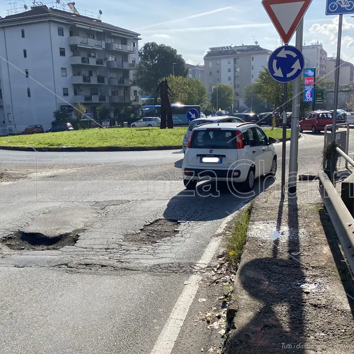 Cosenza, arriva il maltempo e sull'asfalto si aprono voragini | FOTOGALLERY