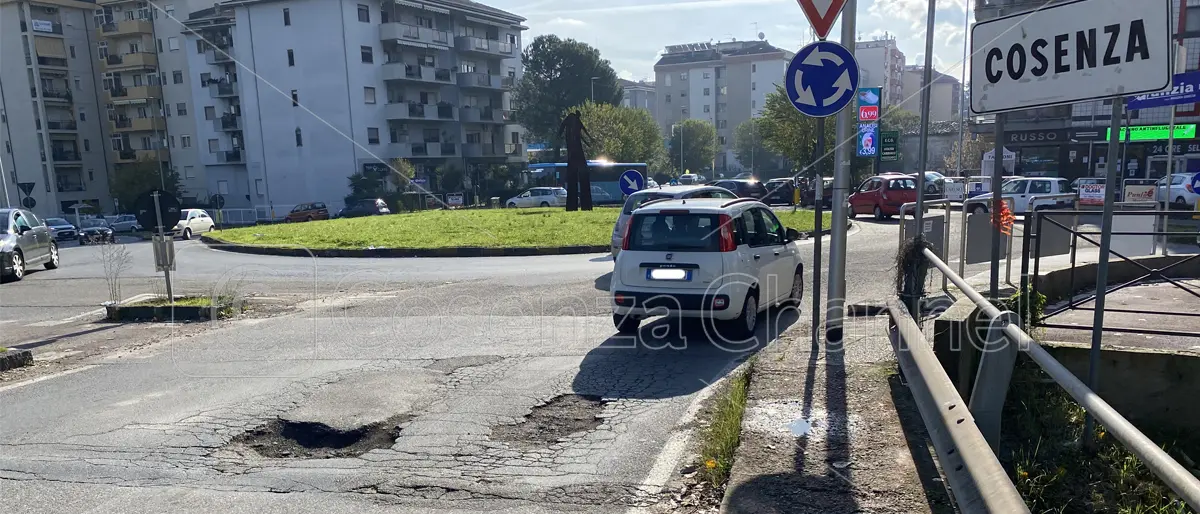 Cosenza, arriva il maltempo e sull'asfalto si aprono voragini | FOTOGALLERY