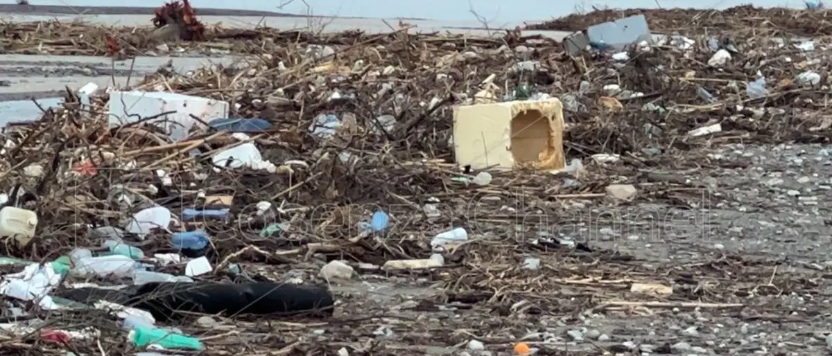 Corigliano Rossano, litorale trasformato in pattumiera: il mare manda indietro detriti e rifiuti