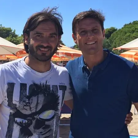 Javier Zanetti fa impazzire Villapiana. Pupi in posa con De Angelis