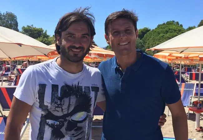 Javier Zanetti fa impazzire Villapiana. Pupi in posa con De Angelis