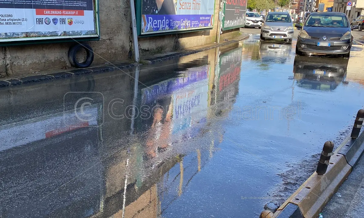 Cosenza, via Pasquale Rossi allagata a causa di una tubatura rotta | VIDEO