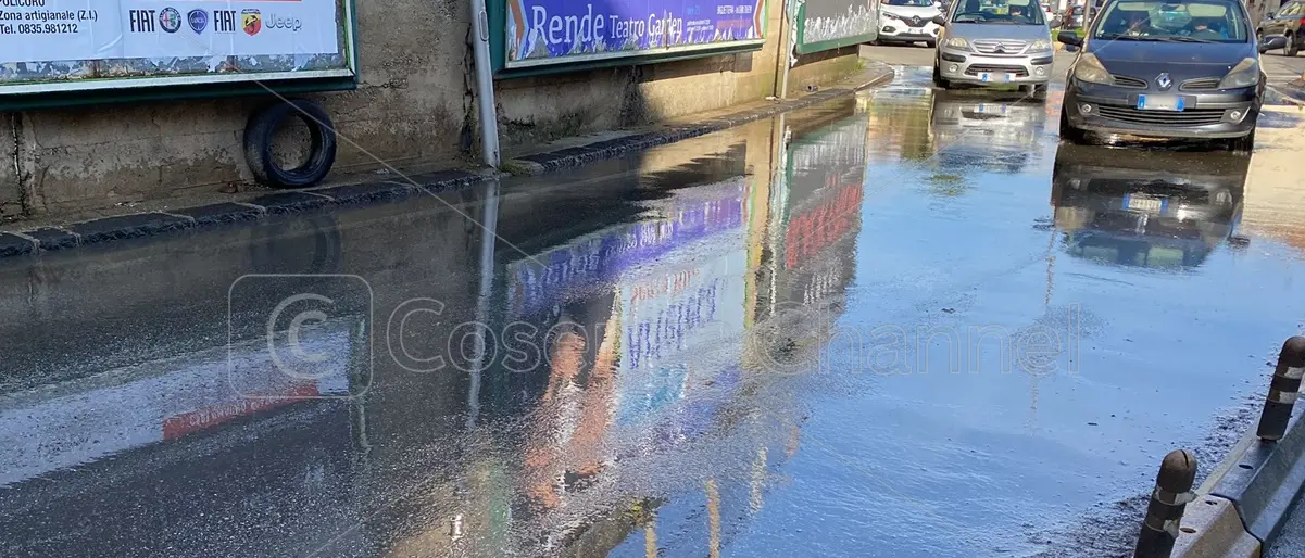 Cosenza, via Pasquale Rossi allagata a causa di una tubatura rotta | VIDEO