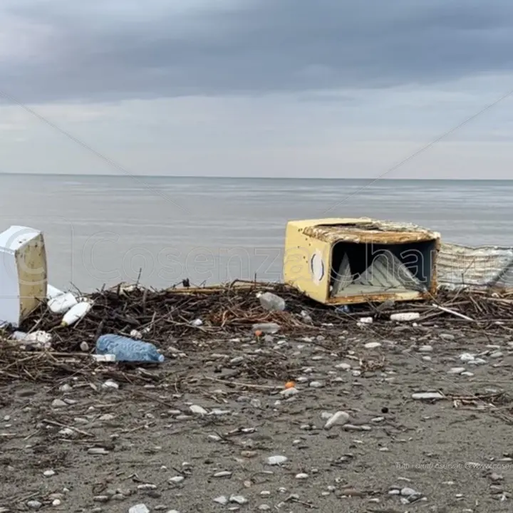 Corigliano-Rossano, la spiaggia diventa una discarica: la mareggiata si lascia dietro rifiuti di ogni tipo