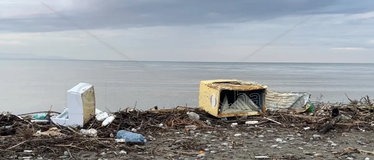 Corigliano-Rossano, la spiaggia diventa una discarica: la mareggiata si lascia dietro rifiuti di ogni tipo