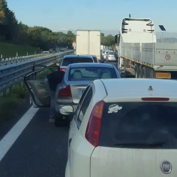 Incidente sulla A2 tra Altilia e Rogliano: coinvolto mezzo con animali vivi, ferite due persone\n