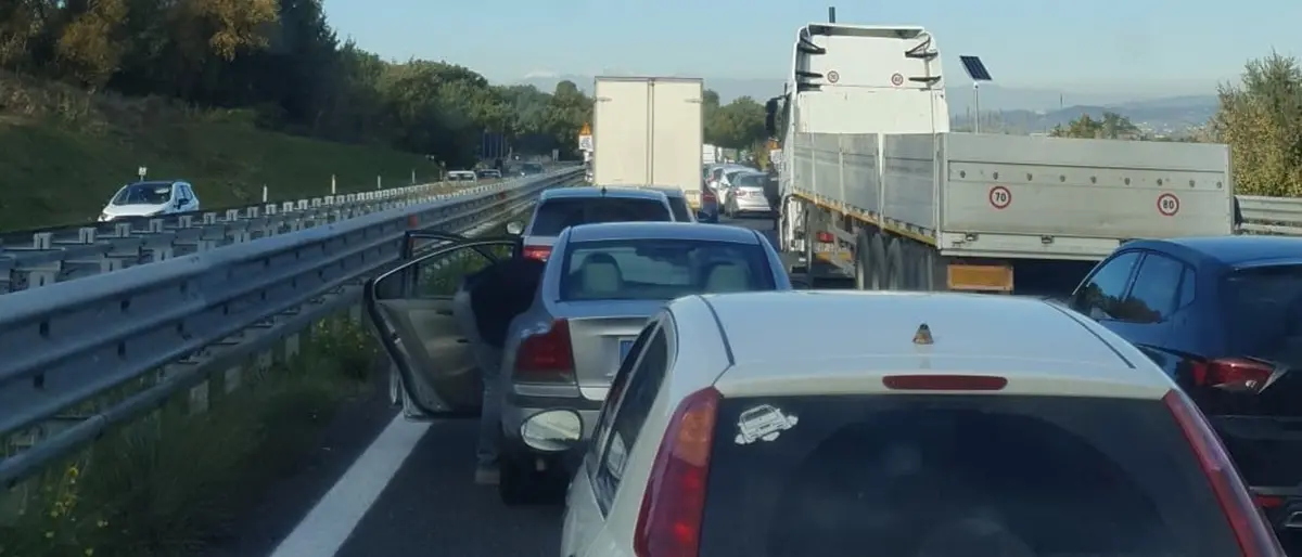 Incidente sulla A2 tra Altilia e Rogliano: coinvolto mezzo con animali vivi, ferite due persone\n