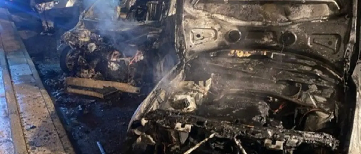 Corigliano-Rossano, due auto in fiamme nella notte: si ipotizza la matrice dolosa