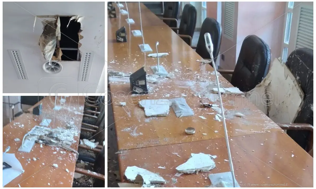 Cosenza, crolla una parte di soffitto nella sala del consiglio comunale