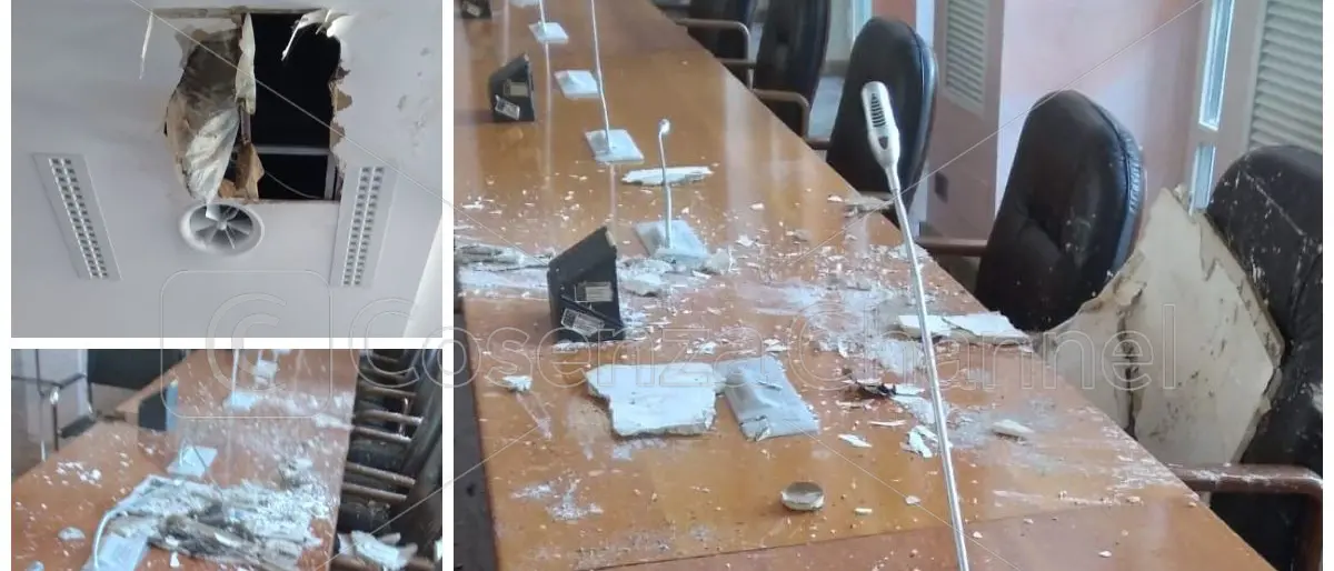 Cosenza, crolla una parte di soffitto nella sala del consiglio comunale