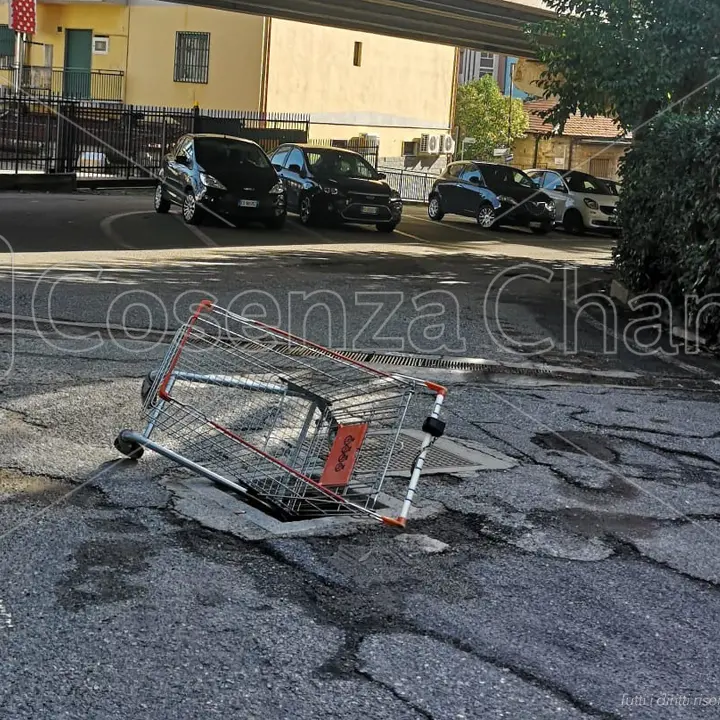 Rende, un carrello della spesa per delimitare un tombino scoperto