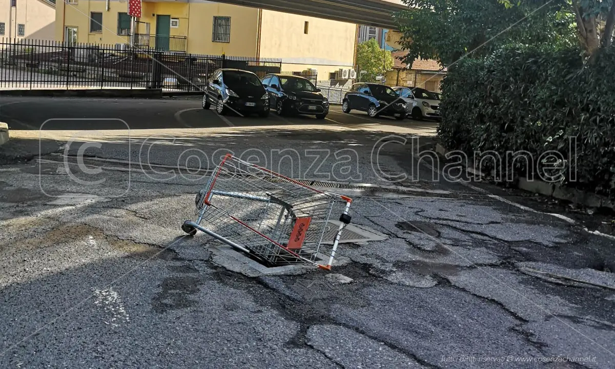 Rende, un carrello della spesa per delimitare un tombino scoperto