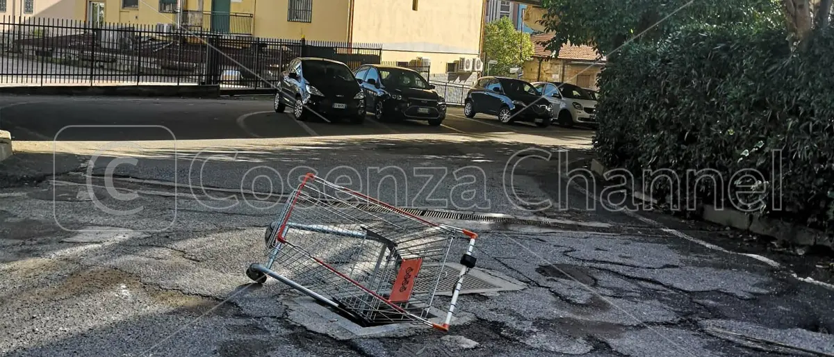 Rende, un carrello della spesa per delimitare un tombino scoperto