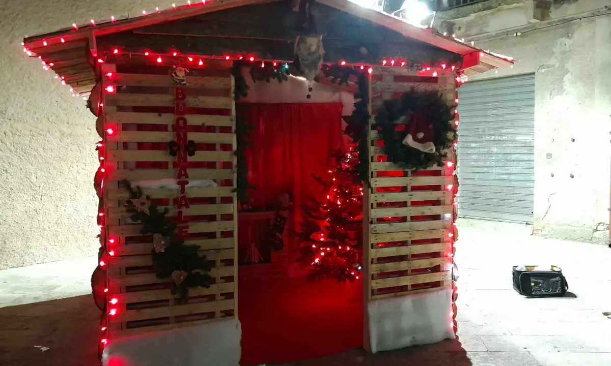 Ad Aiello Calabro la casa di Babbo Natale dà il benvenuto a grandi e piccini