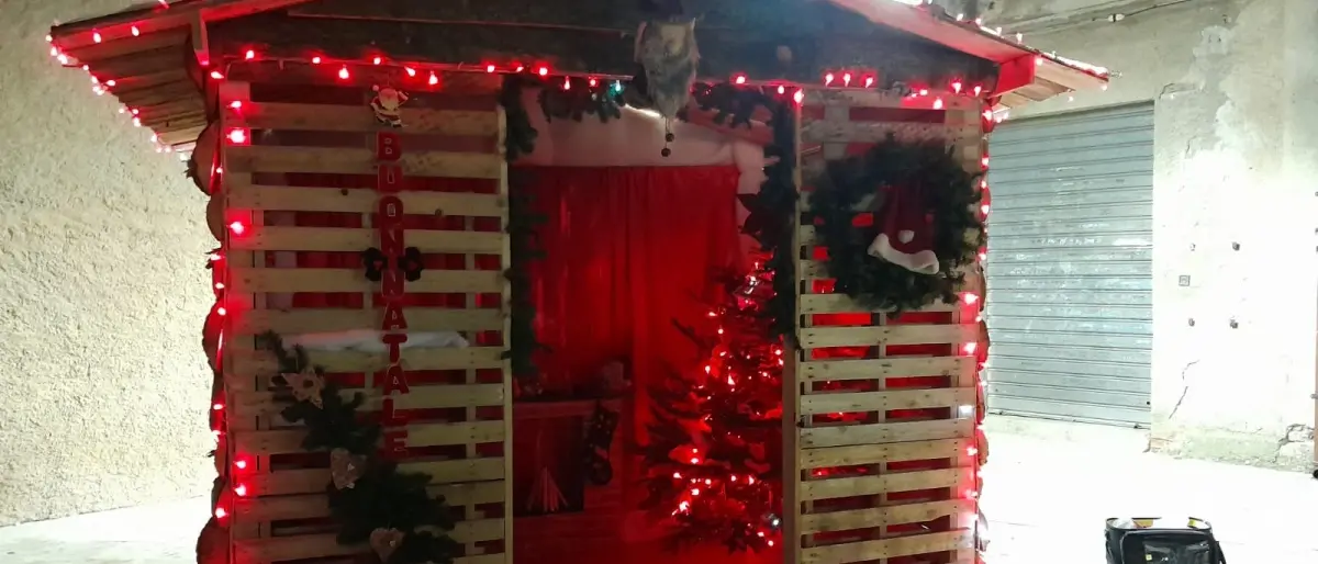 Ad Aiello Calabro la casa di Babbo Natale dà il benvenuto a grandi e piccini