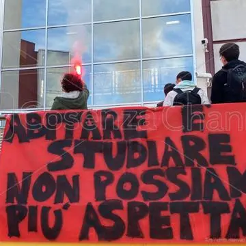 Studenti in attesa di un alloggio, fumogeni e striscioni all'Unical - VIDEO