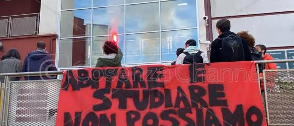 Studenti in attesa di un alloggio, fumogeni e striscioni all'Unical - VIDEO