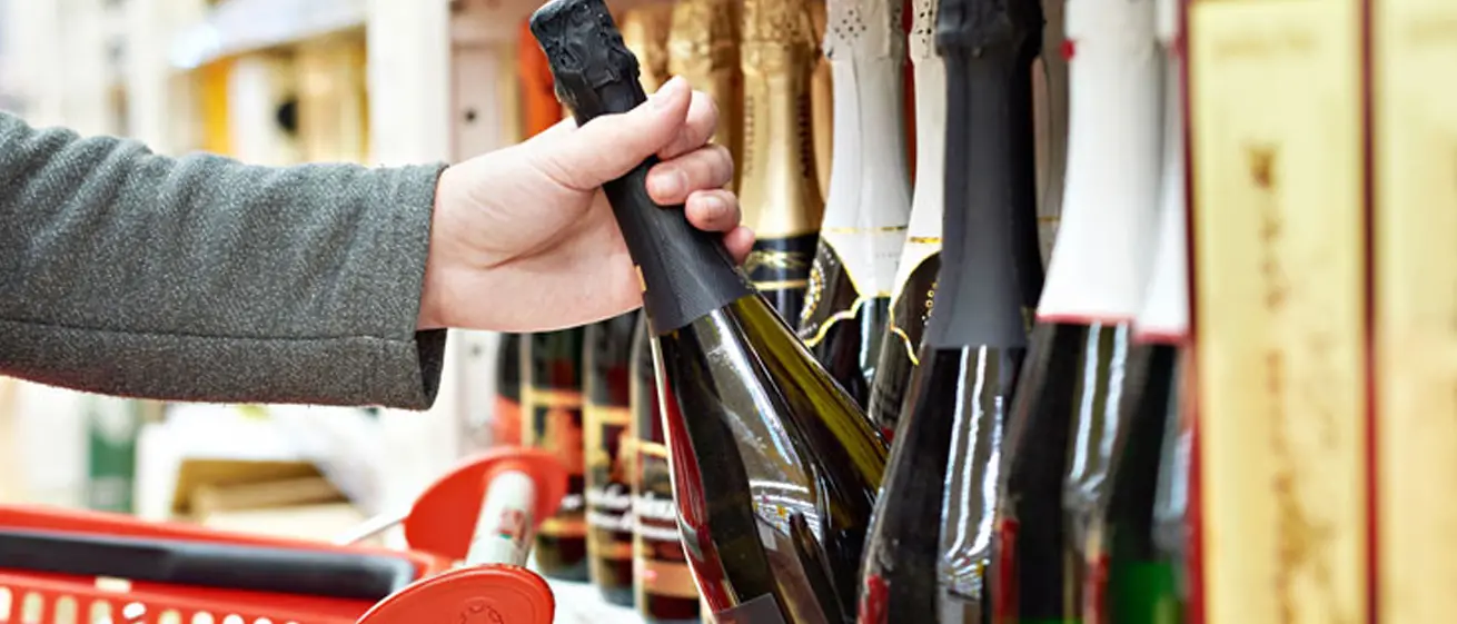 Vendeva alcolici a minori. Sospesa (di nuovo) la licenza a un commerciante cosentino