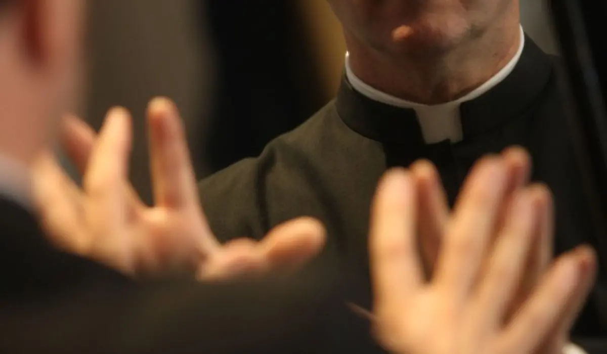 Arrestato prete a Genova per abusi sessuali su minori