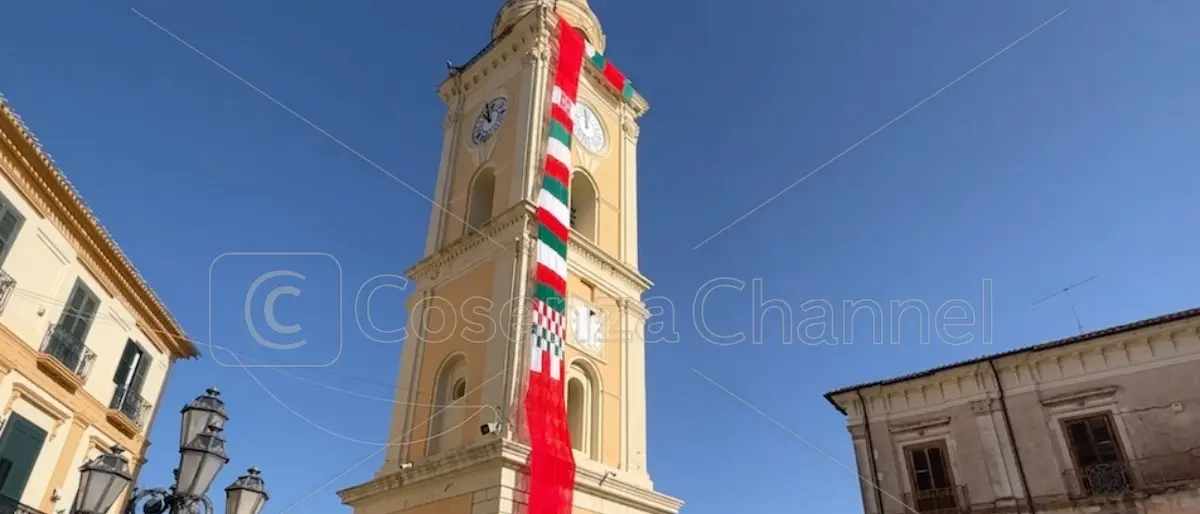 Corigliano-Rossano, una sciarpa per «scaldare il cuore della città» sul campanile di piazza Steri | VIDEO