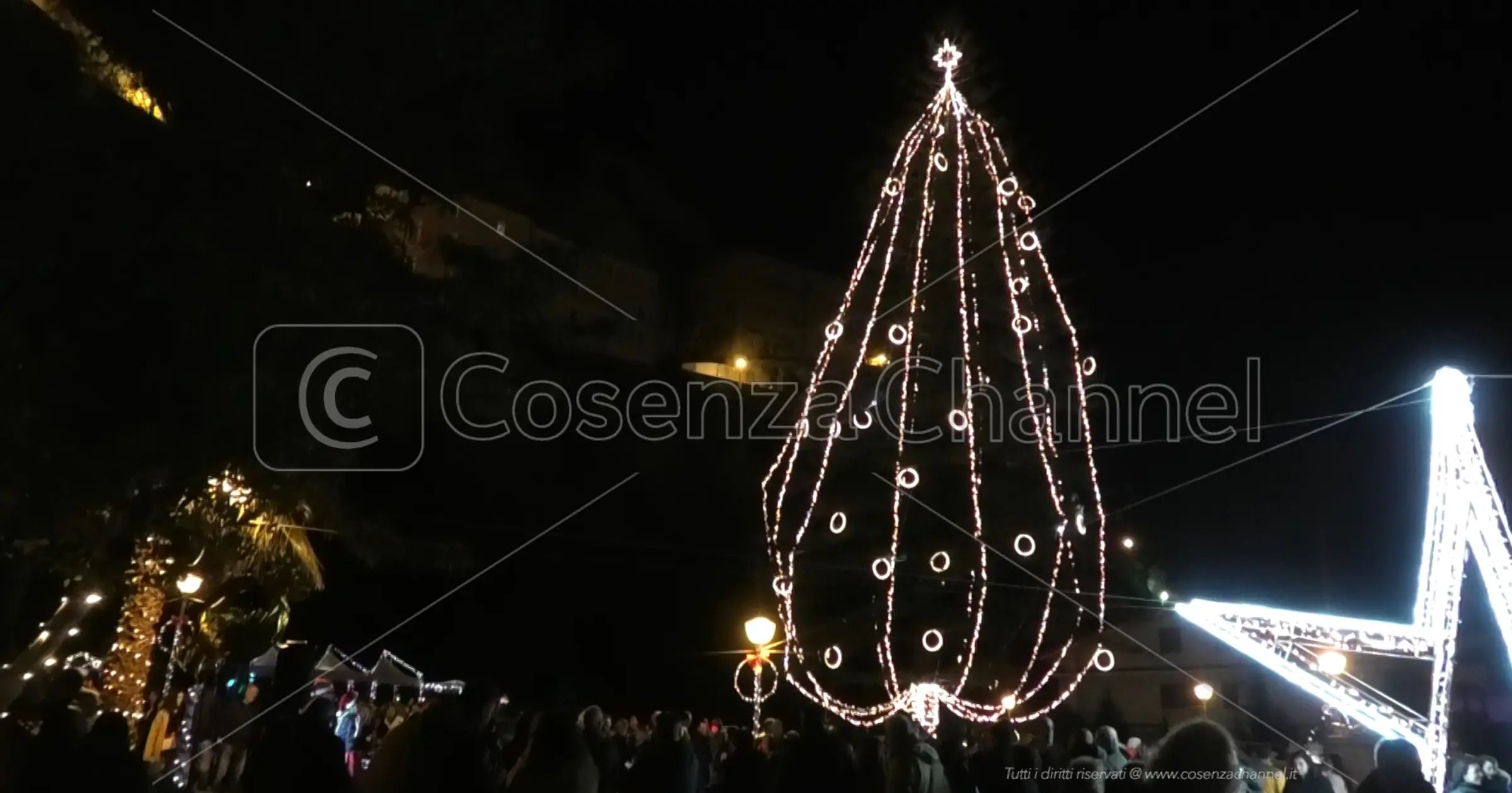 Ad Amantea si accendono le luci dell'albero di Natale più alto d'Italia | VIDEO