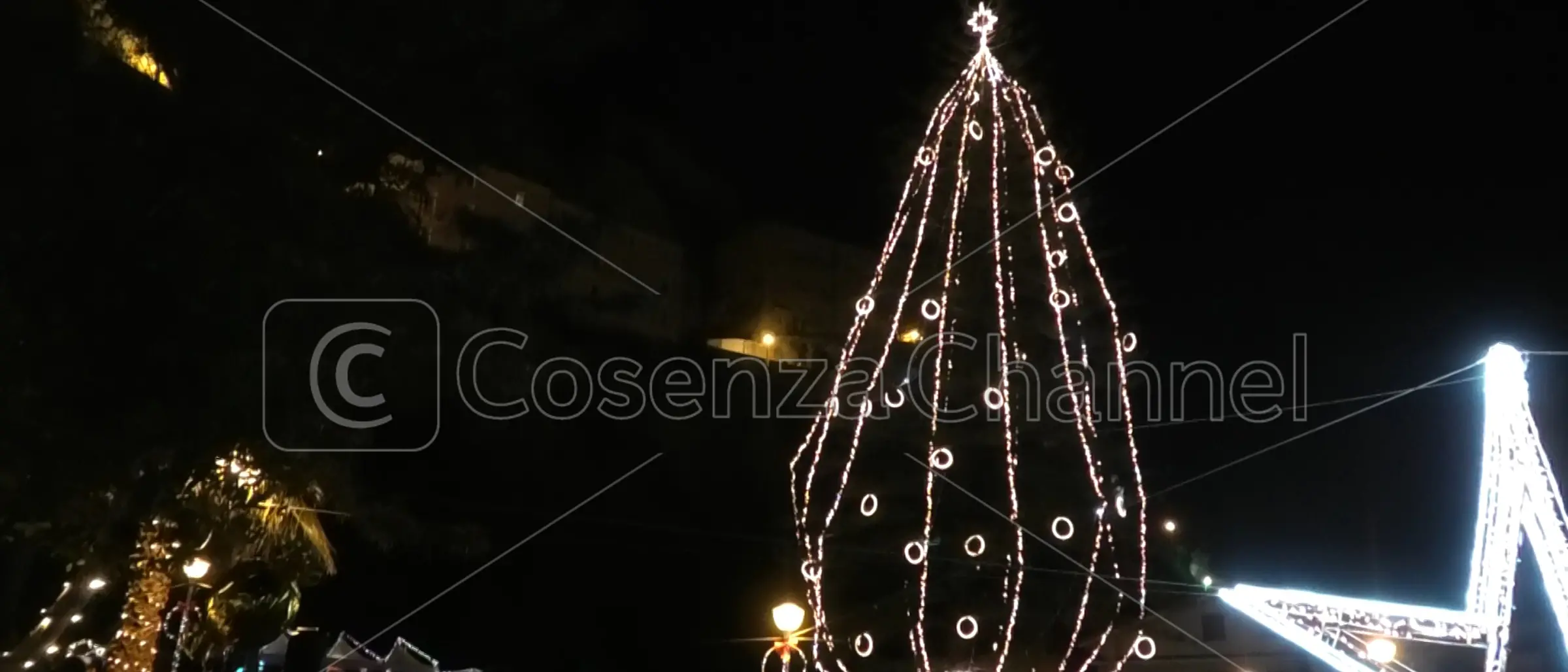 Ad Amantea si accendono le luci dell'albero di Natale più alto d'Italia | VIDEO
