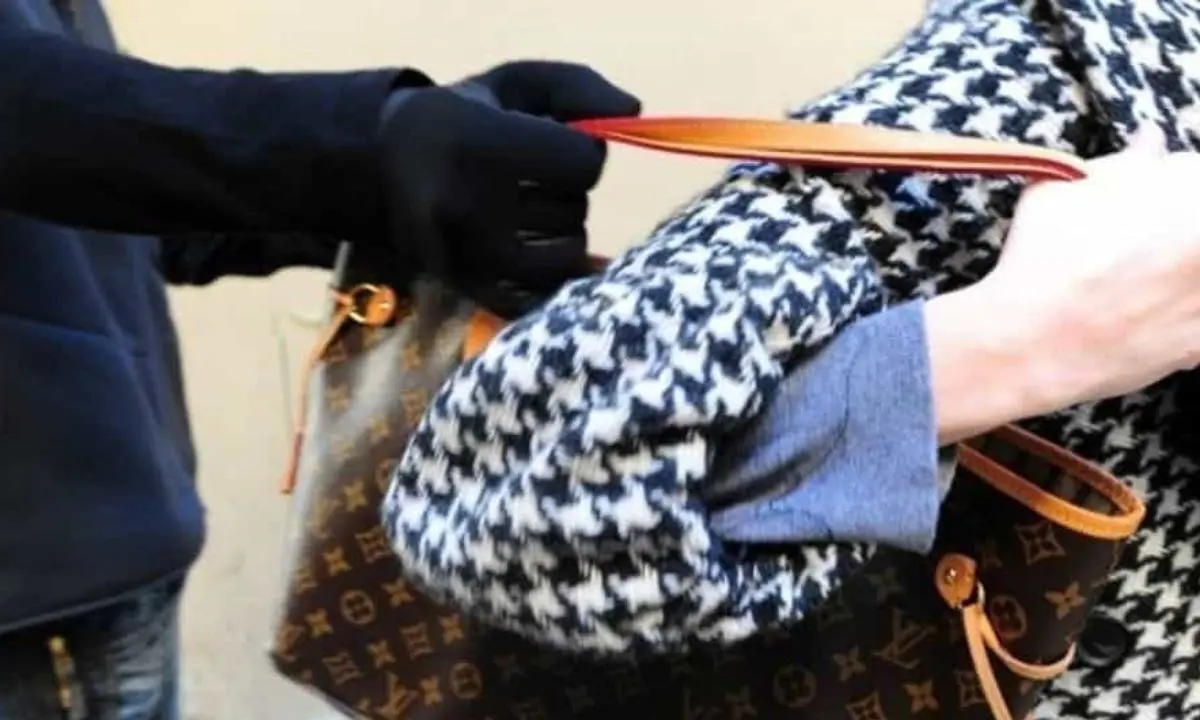 Cosenza, ferisce una donna nel tentativo di rubarle la borsa: denunciato