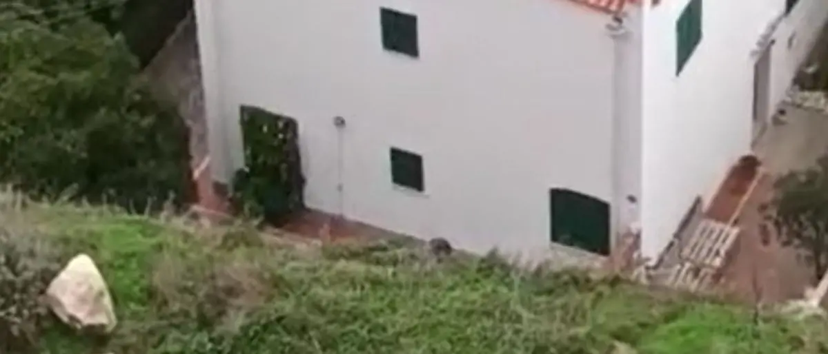 San Lucido, il costone della ferrovia frana e insidia le case sul lungomare | VIDEO