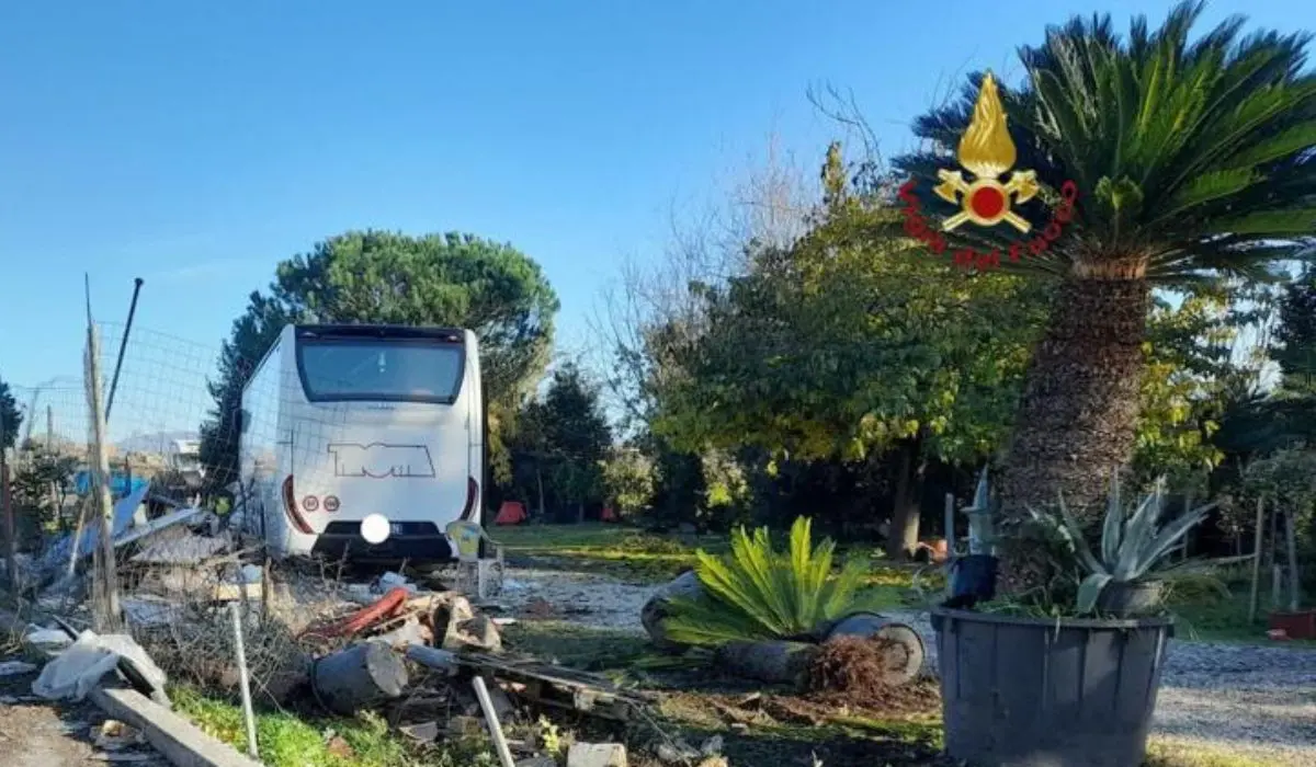 Roma, bus con 41 bimbi a bordo esce di strada: 3 sono rimasti feriti